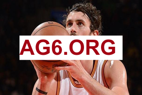 一场伤俩！布克右脚踝严重扭伤 被队友搀扶回了更衣室！